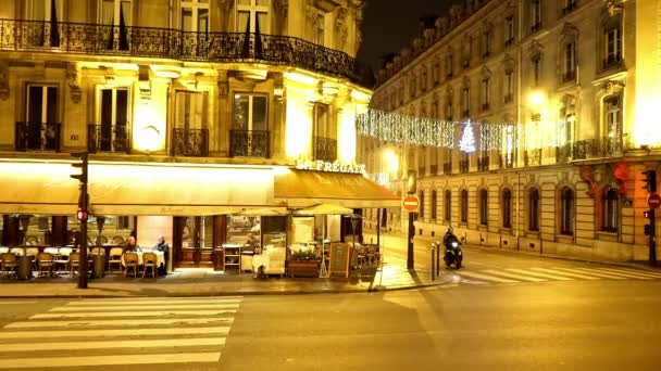 Typowy ulica widok w Paryżu nocą - Paryż, Francja — Wideo stockowe