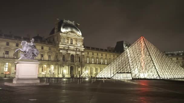 El famoso Louvre de París - PARÍS, FRANCIA — Vídeo de stock