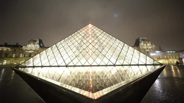 Οι πυραμίδες γυαλί στο Μουσείο του Λούβρου - Παρίσι, Γαλλία — Αρχείο Βίντεο