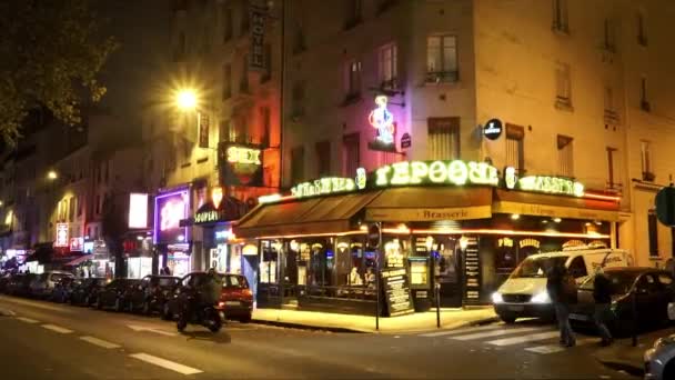 Paris rotlichtviertel bei nacht - paris, franz — Stockvideo