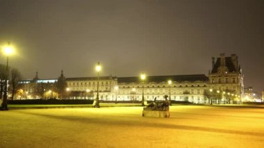 Paris bölgesindeki gece - Louvre Müzesi'nde büyük kare - Paris, Fransa