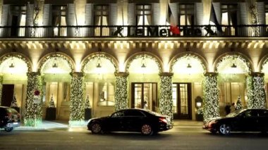 Araba geliyor lüks otel Le Meurice Paris - Paris, Fransa