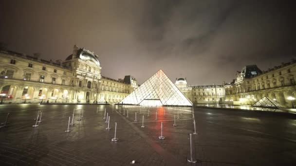 Gran plano del Louvre de París por la noche - PARÍS, FRANCIA — Vídeo de stock