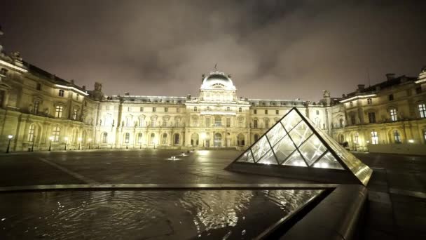 Museu do Louvre de Paris à noite - PARIS, FRANÇA — Vídeo de Stock