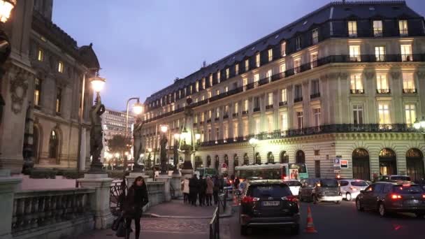 Типовий вид Париж вулиця Увечері на опера - Париж, Франція — стокове відео