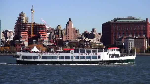 Круговая экскурсионная лодка на реке Гудзон в Нью-Йорке — стоковое видео