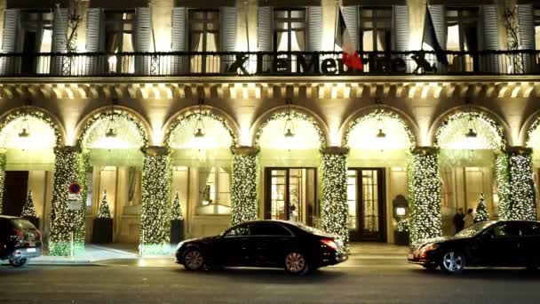 Coche que llega al hotel de lujo Le Meurice Paris - PARIS, FRANCIA — Vídeos de Stock