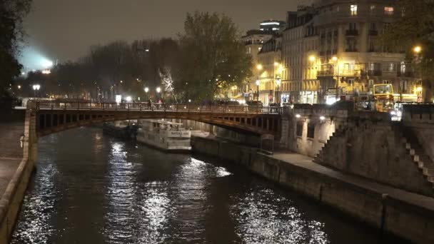 El río Sena de noche - PARÍS, FRANCIA — Vídeo de stock