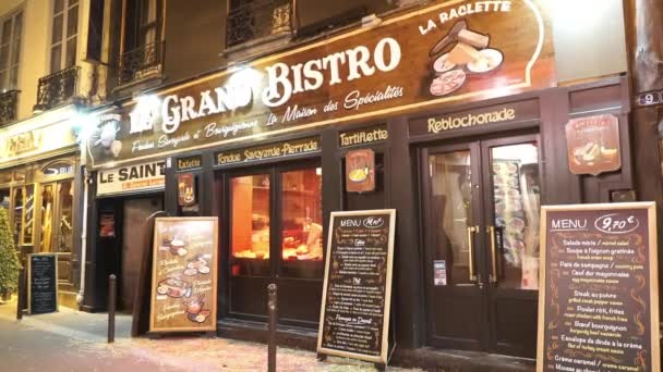 Authentic French bistro restaurant in Paris - ПАРИЖ, ФРАНЦИЯ — стоковое видео