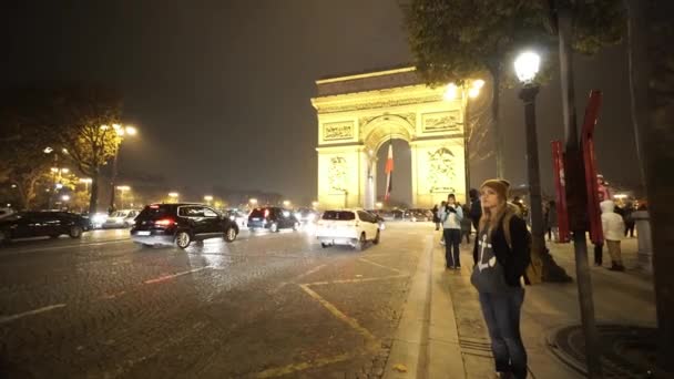 Parada de autobús en Champs Elysees Avenue - PARIS, FRANCIA — Vídeo de stock