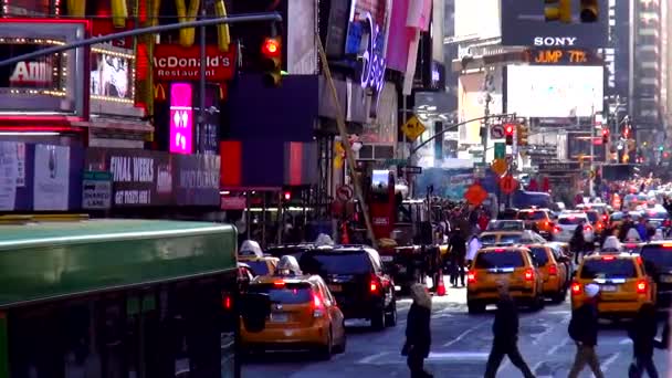 Ruchu ulicznego na nowojorskim Times Square — Wideo stockowe