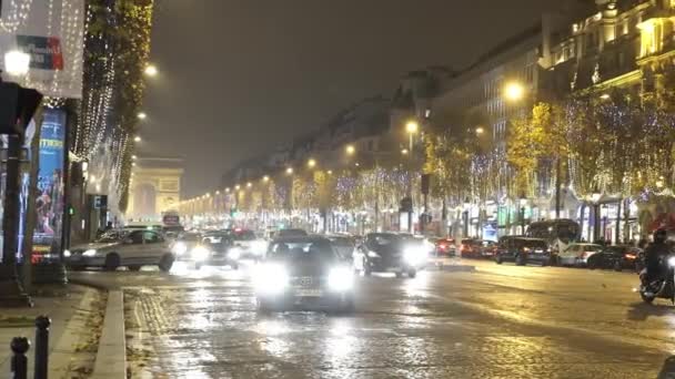 Traffico stradale sulla Champs Elysees di notte - Parigi, FRANCIA — Video Stock