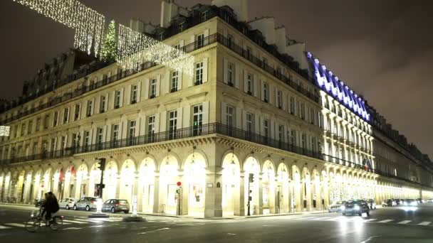 Calle Rue Rivoli esquina con mansiones de lujo en París - PARIS, FRANCIA — Vídeo de stock