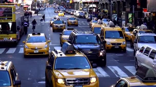 Ruchu ulicznego na nowojorskim Times Square — Wideo stockowe