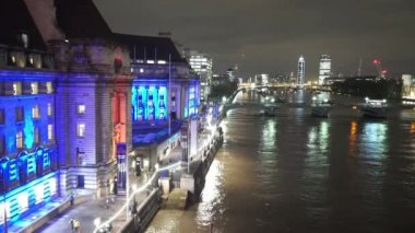 London County Hall tarafından gece yukarıda - Londra, İngiltere