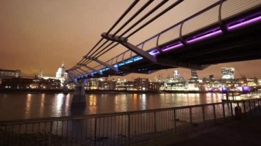 Büyük gece atış renkli ışıklı Millennium Köprüsü Londra - Londra, İngiltere