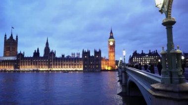 Güzel Londra - Londra Westminster köprüsü üzerinde yürüyen insanlar
