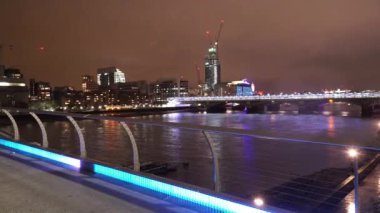 Millennium Köprüsü - Londra, İngiltere'de London southbank manzarası