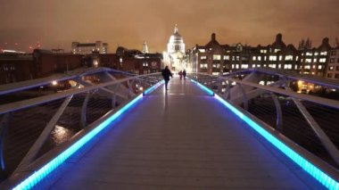 Londra Millennium Köprüsü St Pauls Cathedral büyük gece için önde gelen vurdu - Londra, İngiltere