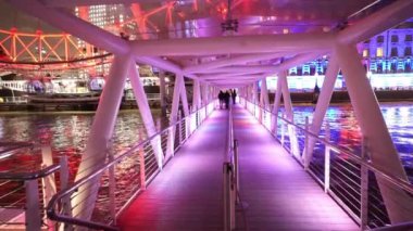 London Eye pier renkli için geceleri - Londra ışıklı Gatway