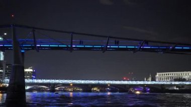 Işıklı Millennium Köprüsü gece - Londra, İngiltere