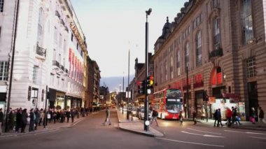 Picadilly Road Londra alacakaranlık tipik Londra sokak görünümü - Londra, İngiltere