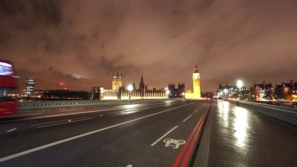 Velký záběr londýnského Westminsteru v noci Londýn, Anglie — Stock video