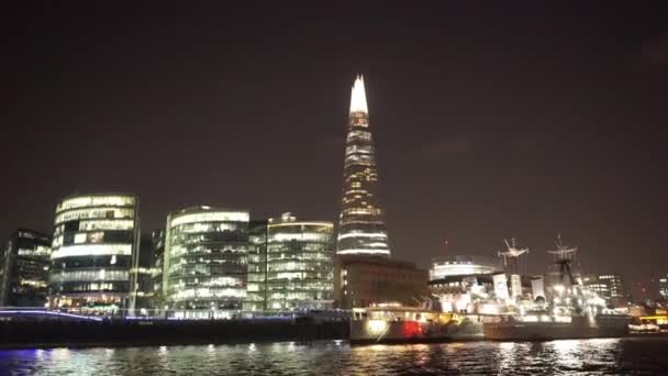 The Shard and More London river side by night - LONDRES, ANGLETERRE — Video