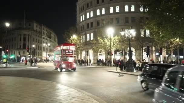 Vieux bus rouge de nuit - LONDRES, ANGLETERRE — Video