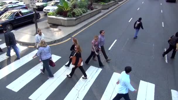 Menschen überqueren die Straße auf dem Zebrastreifen - Chicago, illinois / usa — Stockvideo