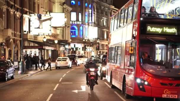 Grote straatmening van Shaftesbury Avenue door nacht - Londen, Engeland — Stockvideo