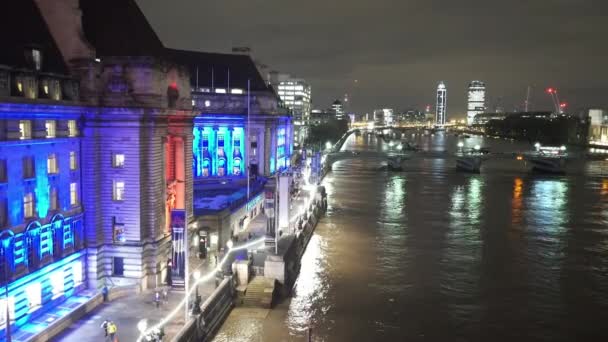 伦敦市政厅由从英国伦敦的夜 — 图库视频影像