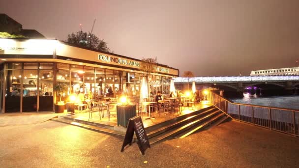 Fondateurs célèbres British Pub à Londres Southbank - LONDRES, ANGLETERRE — Video