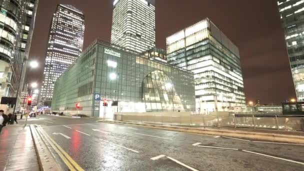 London Canary Wharf oficina moderna y distrito financiero gran toma de la noche - LONDRES, INGLATERRA — Vídeos de Stock