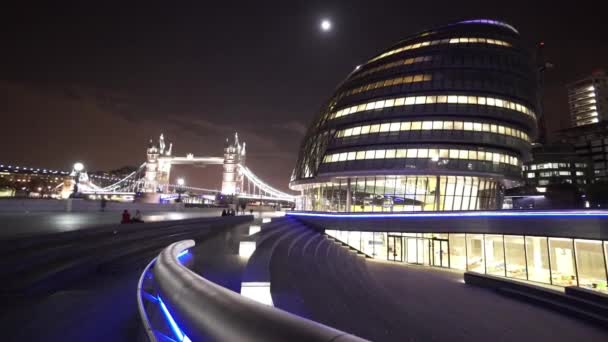 Stadshuset och Tower Bridge nattetid - London, England — Stockvideo