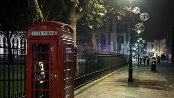 Typowy Widok ulicy London z budki telefonicznej przez noc - Londyn, Anglia — Wideo stockowe