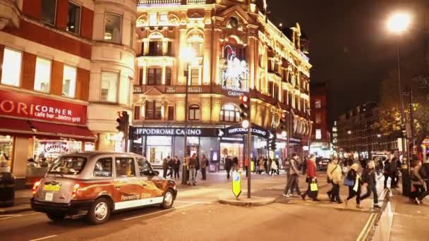 London Charing Cross Road at Leicester Square Hippodrome Casino - LONDRES, ENGLÂNDIA — Vídeo de Stock