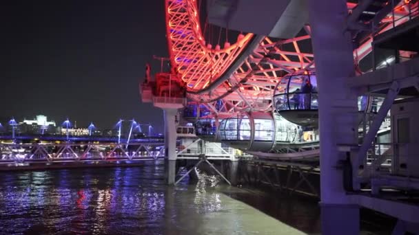 Golden Jubilee Bridge en London Eye - Londen, Engeland — Stockvideo