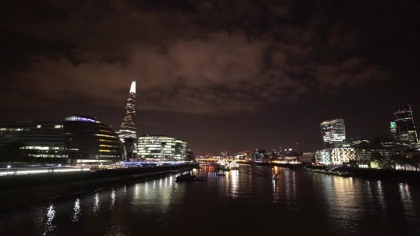 Weitwinkelaufnahme der Skyline von London mit Themse - London, England — Stockvideo