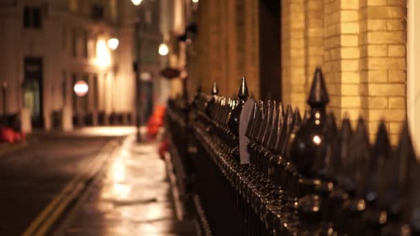 Vue de rue typique de Londres la nuit très romantique - LONDRES, ANGLETERRE — Video