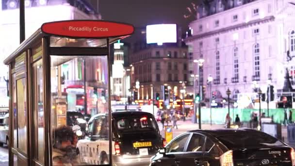 Picadilly Circus Paragem de autocarro à noite - LONDRES, ENGLÂNDIA — Vídeo de Stock