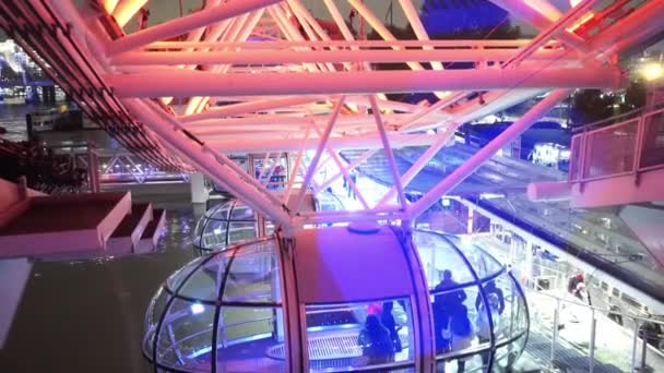 London Eye Capsule solo per uso editoriale - LONDRA, INGHILTERRA — Video Stock