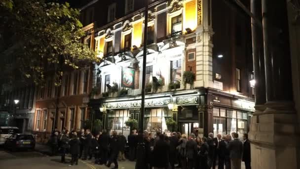 El Sherlock Holmes Pub de noche en Londres - LONDRES, INGLATERRA — Vídeo de stock
