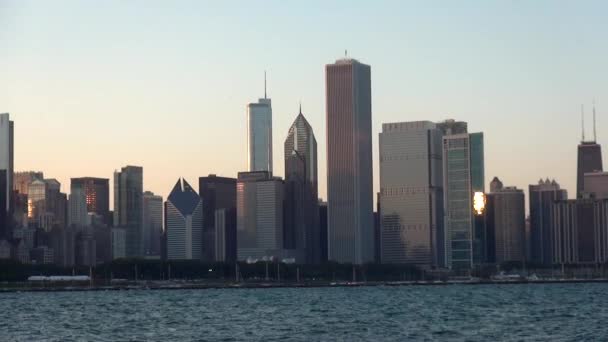 Chicago Skyline al atardecer - CHICAGO, ILLINOIS / Estados Unidos — Vídeos de Stock