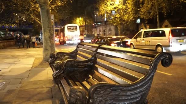 Παλιό πάγκο στο Riverside Τάμεση - Λονδίνο, Αγγλία — Αρχείο Βίντεο