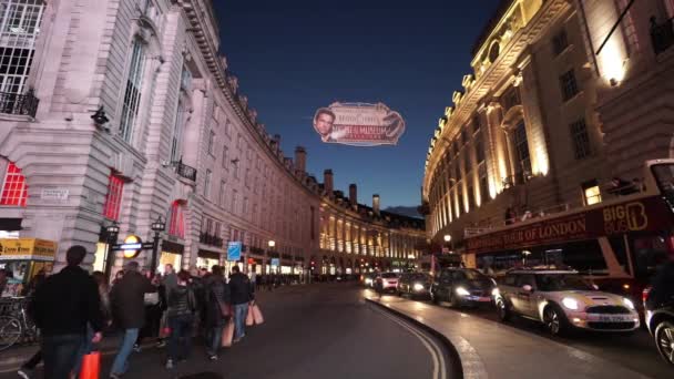 Regent Street London alkonyatkor csodálatos esti fény - London, Anglia — Stock videók