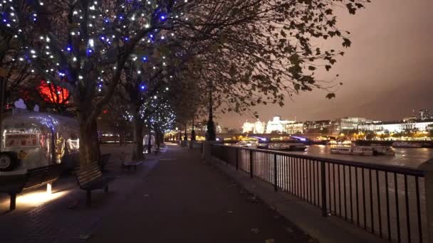 夜のロンドン南銀行夜 - ロンドン、イギリスでクイーンズ ・ ウォーク — ストック動画