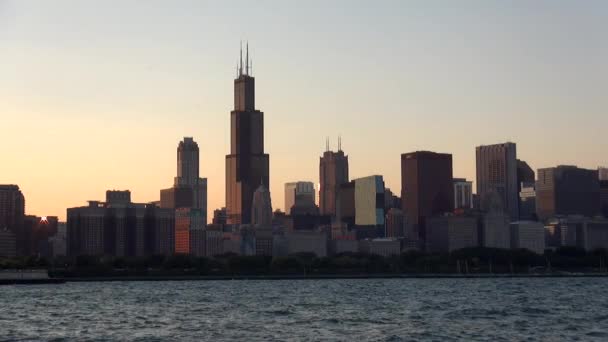 Chicago Skyline ao pôr do sol - CHICAGO, ILLINOIS / EUA — Vídeo de Stock