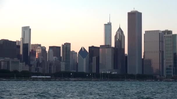 De skyline van Chicago bij zonsondergang - Chicago, Illinois/Usa — Stockvideo