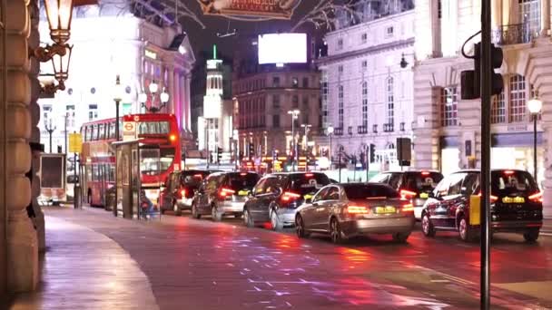 Typische London street uitzicht op Picadilly circus - Londen, Engeland — Stockvideo